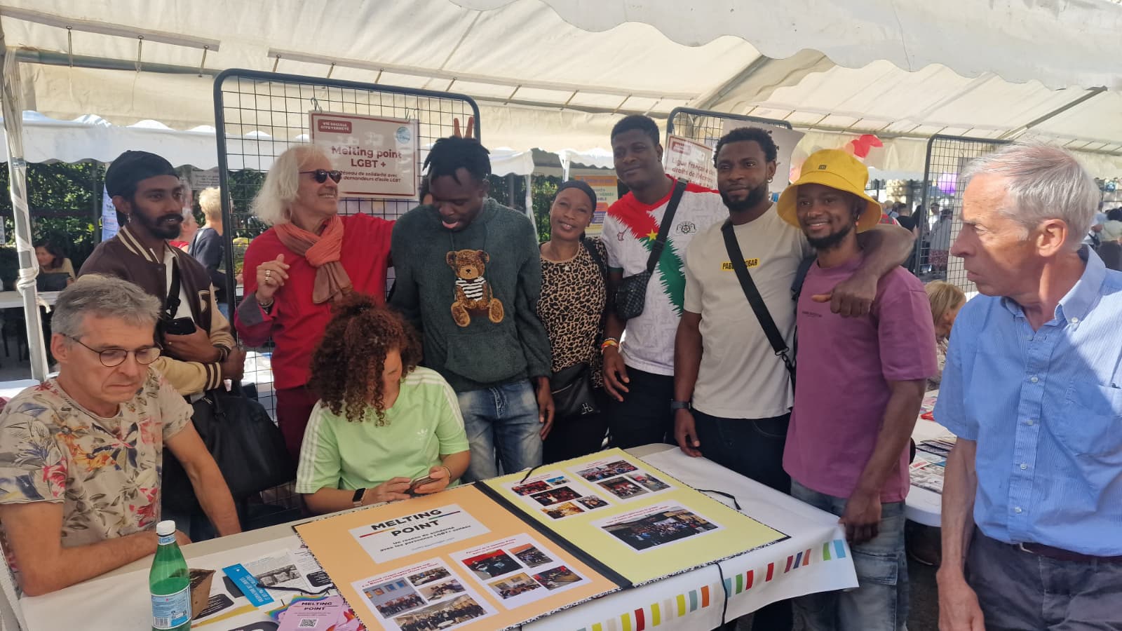 Groupe de personnes réunies lors d'un accueil communautaire