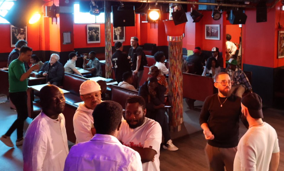 Personnes assises ensemble lors d'un atelier de parole