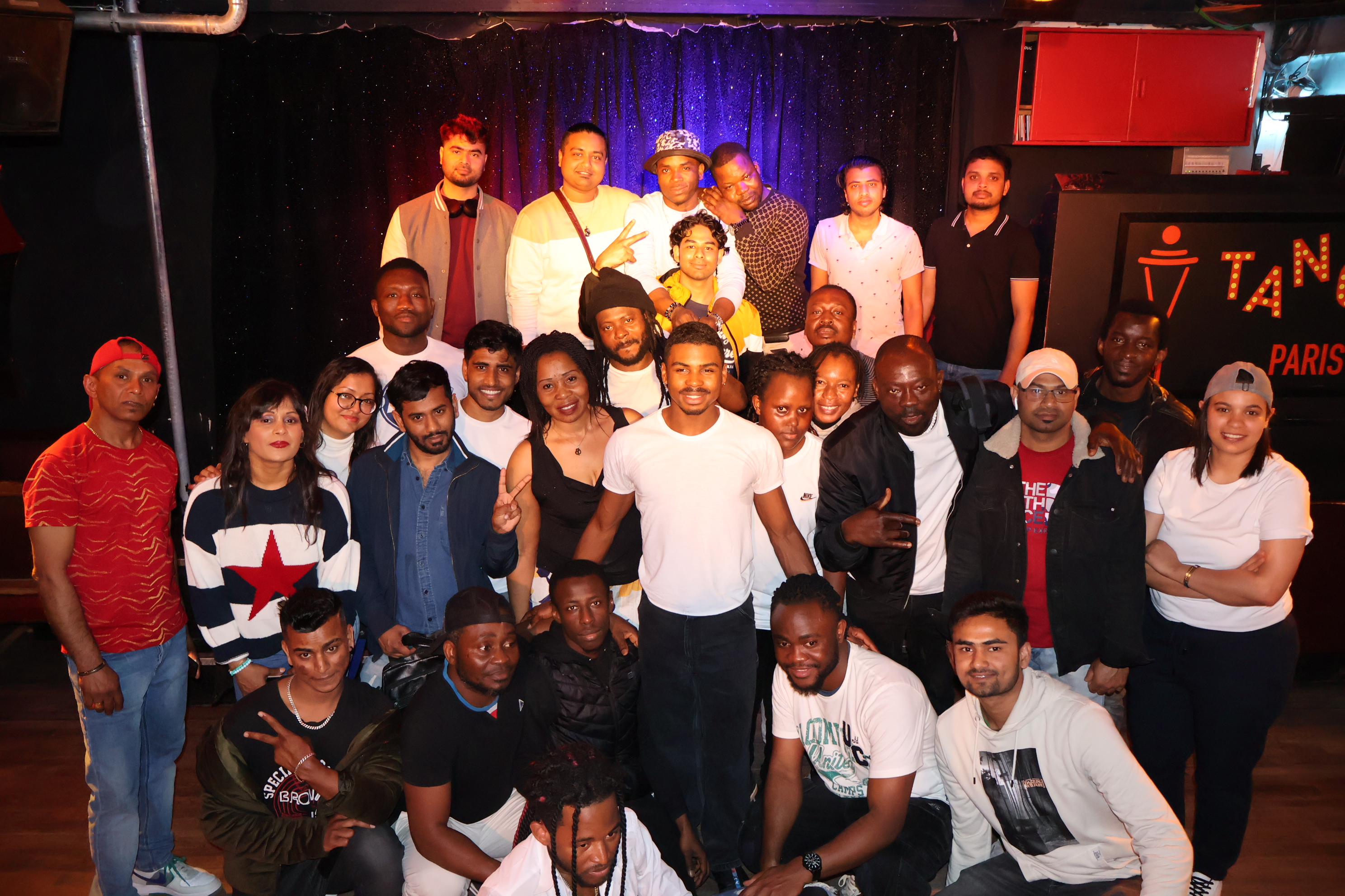 Groupe de personnes souriantes et complices lors d'une rencontre conviviale