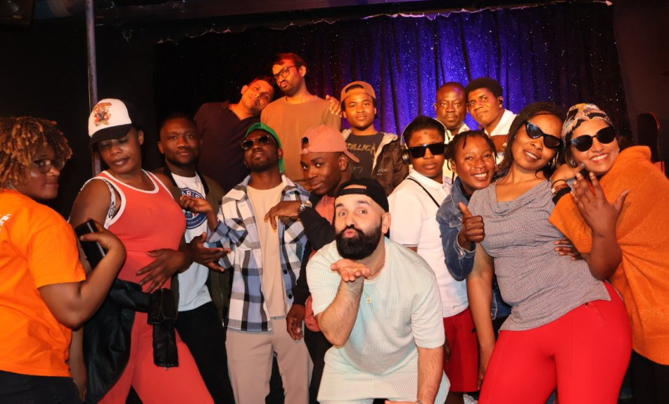 Mains jointes de personnes de toutes origines — geste de solidarité collective